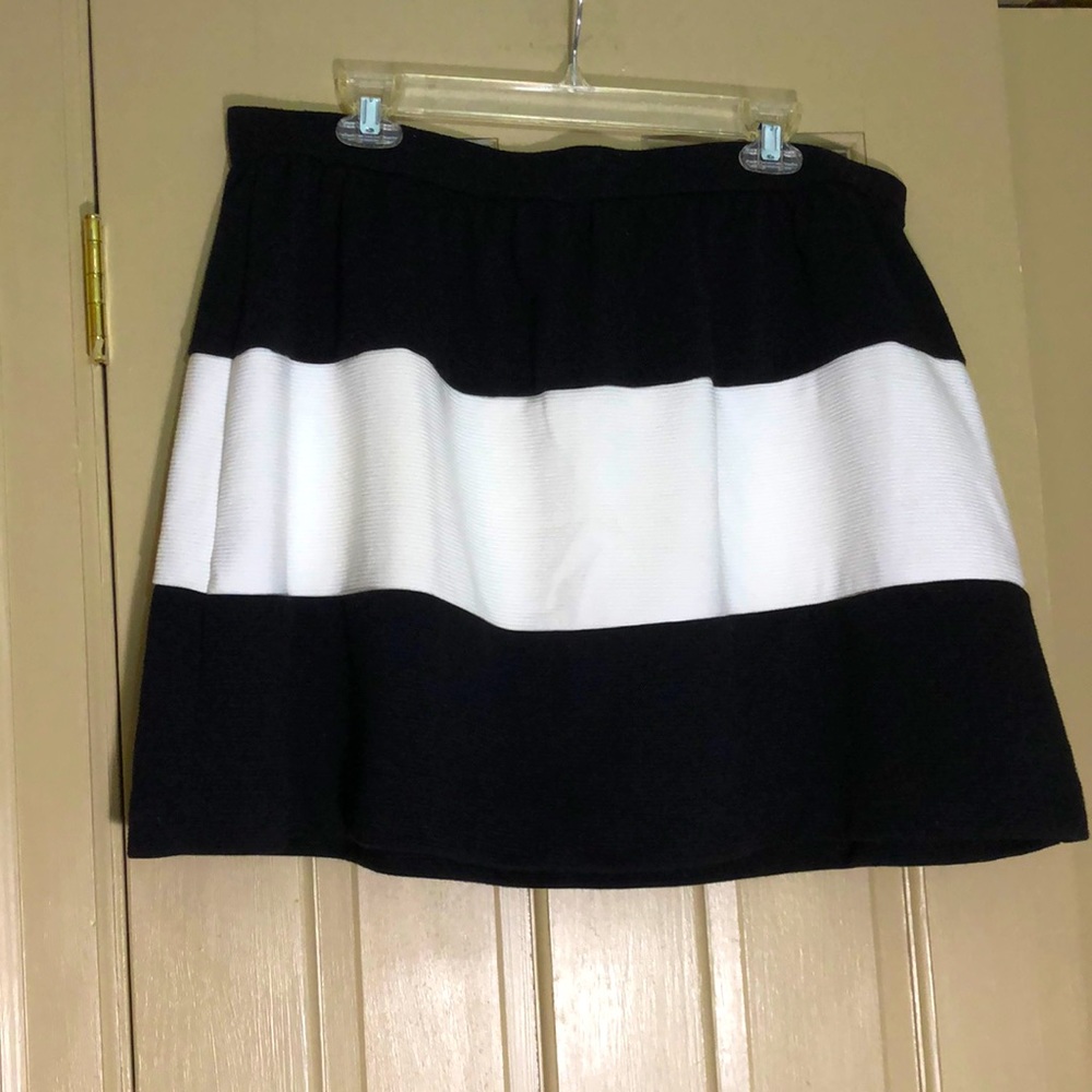 Simple fun! Black & white stretchy Elle skirt XL